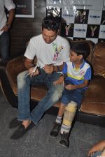 Yuvraj Singh meets Team India - Tata Memorial Hospital sends 11 Cancer patients (children) to World
